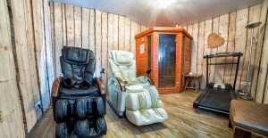 Salle de détente : sauna à infra-rouge, fauteuils massants, tapis de course